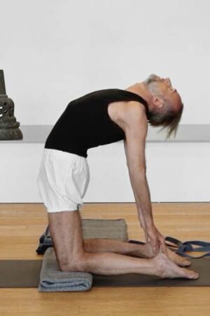 Wygięcie do tyłu, Adam Ramotowski ćwiczący jogę z wygięciami i pozycjami balansowymi
