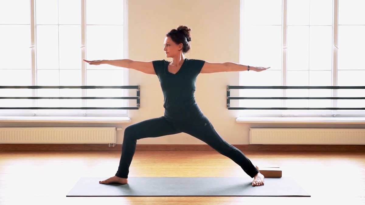 Małgorzata Pieczyńska ćwicząca jogę Vinyasa
