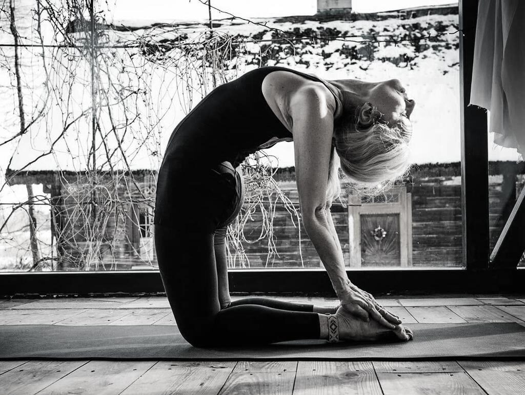Leksykon asan - Joanna Jedynak w pozycji jogi