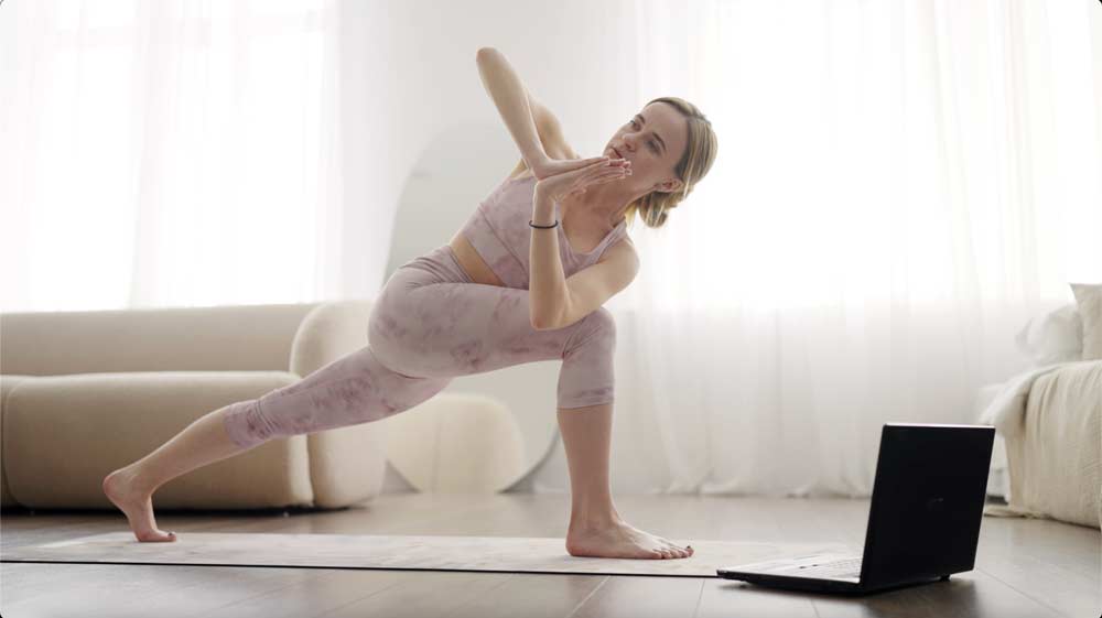 Kobieta ćwicząca jogę w domu z Joga Foksal VOD